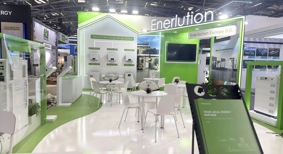 Enerlution Europe-stand met witte zithoek en productdisplays op ees Europe 2026