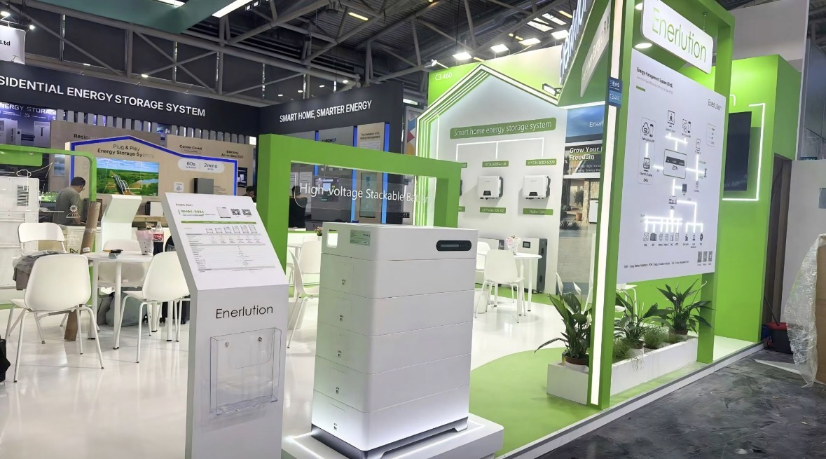High-voltage stapelbare batterij en smart home energy storage display op de stand